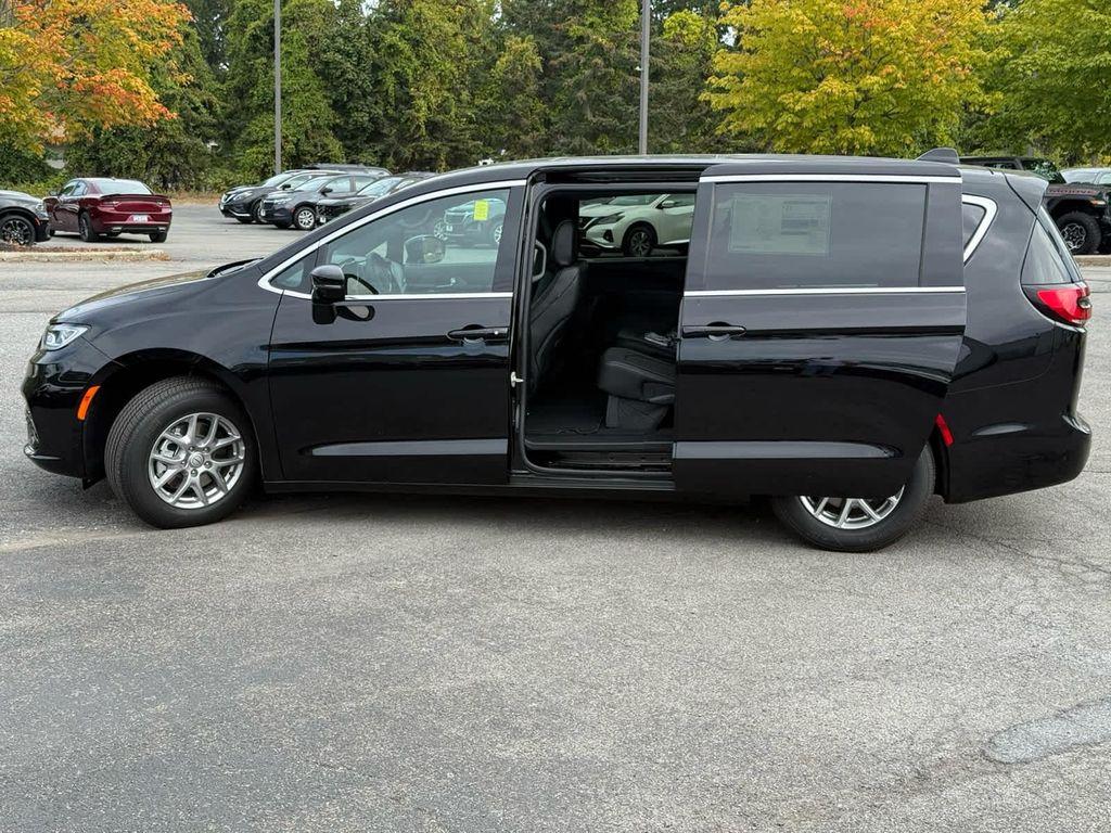 new 2026 Chrysler Pacifica car, priced at $39,918