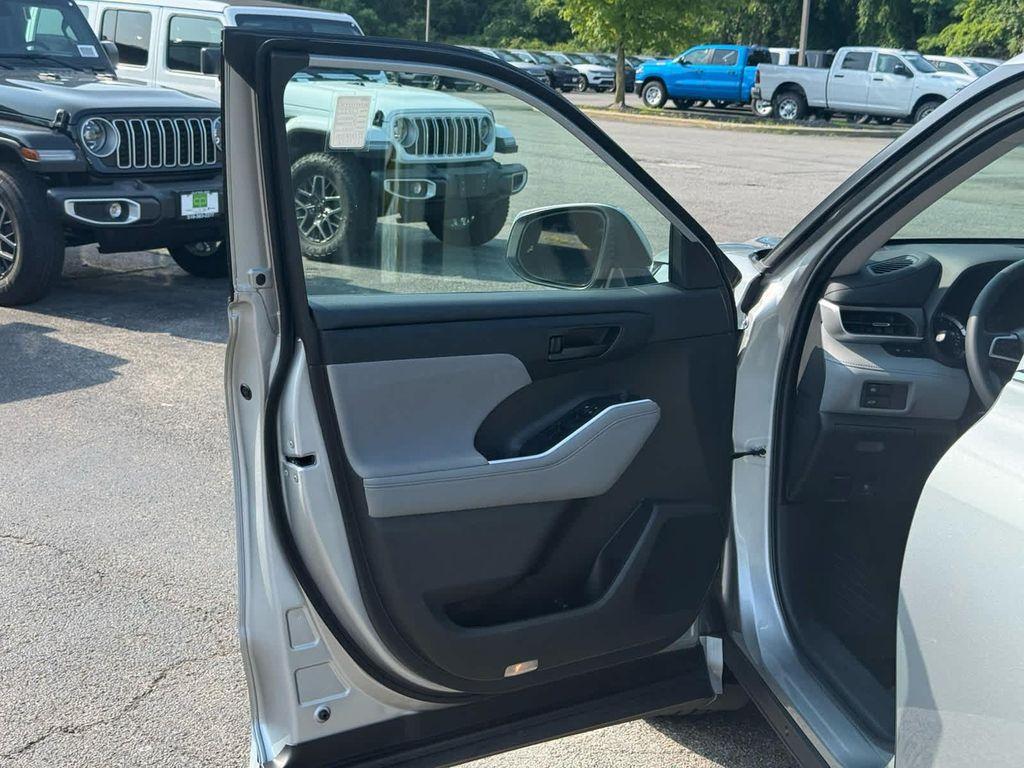 used 2022 Toyota Highlander car, priced at $32,498