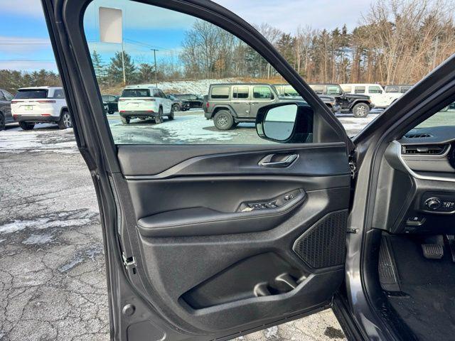 new 2025 Jeep Grand Cherokee car, priced at $49,170