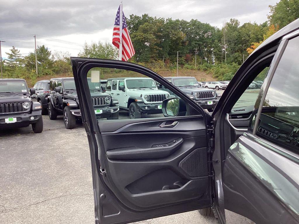 new 2025 Jeep Grand Cherokee car, priced at $40,894