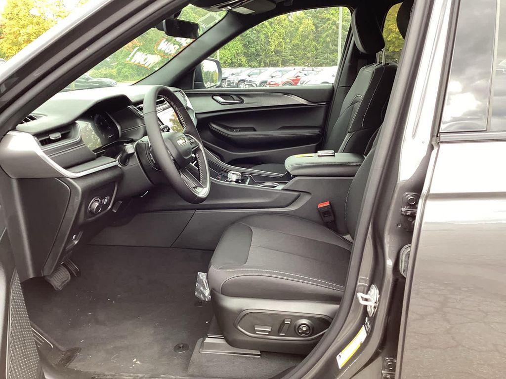 new 2025 Jeep Grand Cherokee car, priced at $40,894