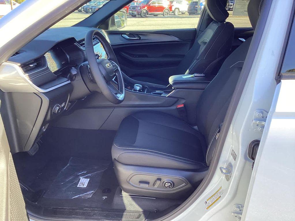 new 2025 Jeep Grand Cherokee car, priced at $40,637