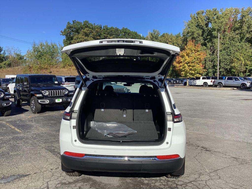 new 2025 Jeep Grand Cherokee car, priced at $40,637