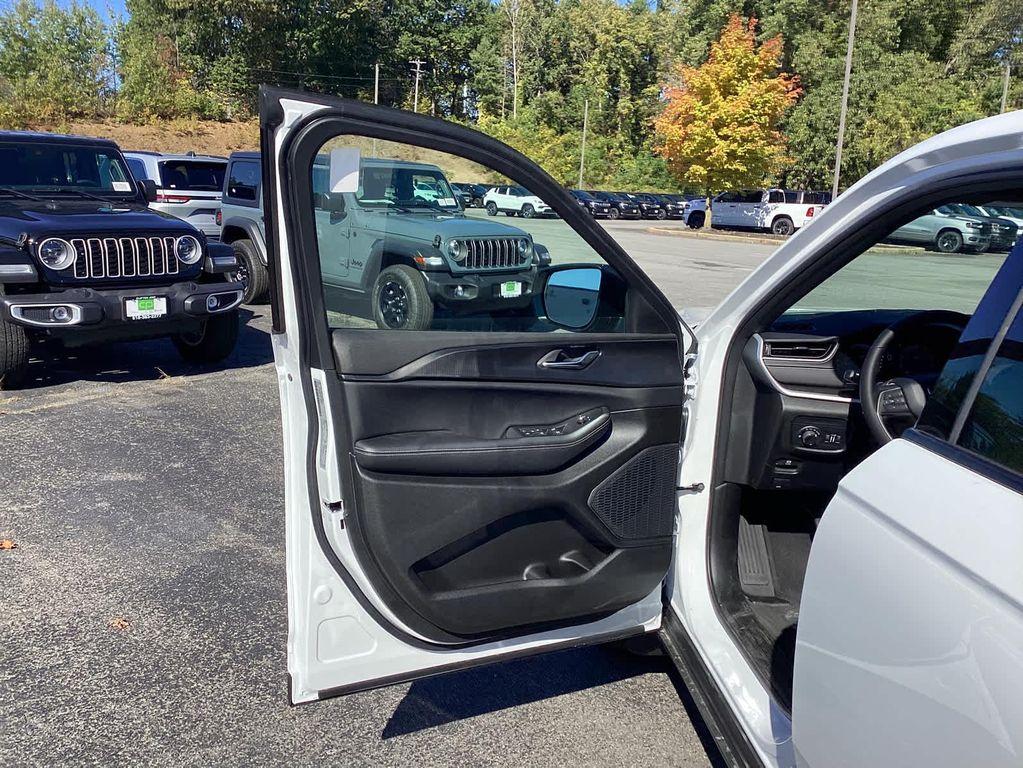 new 2025 Jeep Grand Cherokee car, priced at $39,642