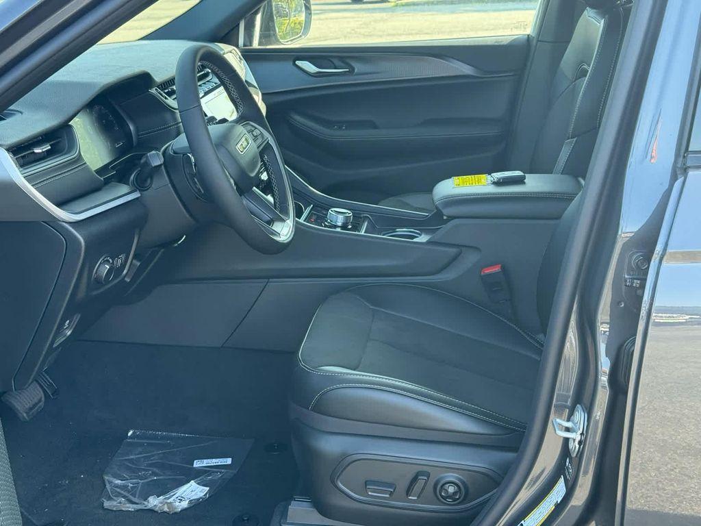 new 2025 Jeep Grand Cherokee car, priced at $48,870