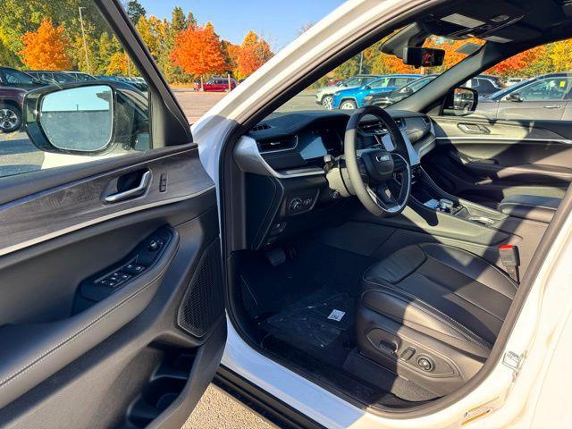 new 2025 Jeep Grand Cherokee car, priced at $55,235