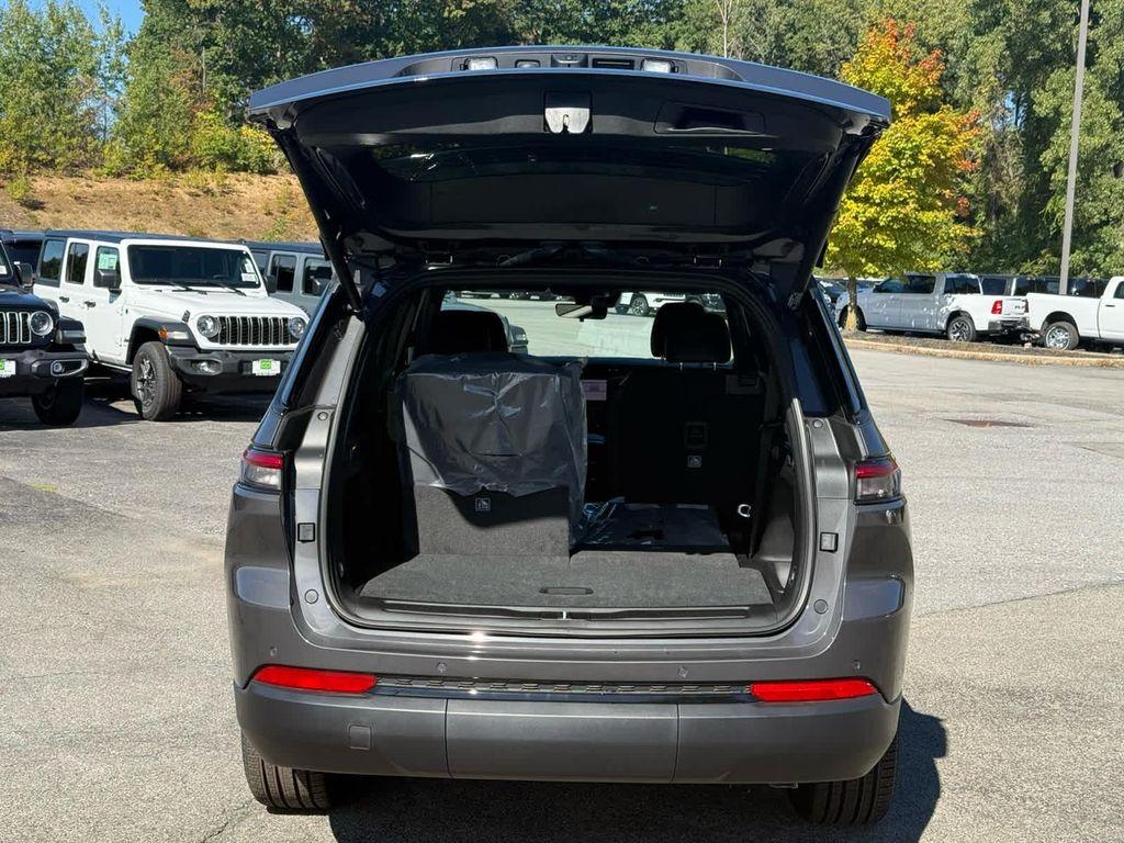 new 2025 Jeep Grand Cherokee car, priced at $47,014