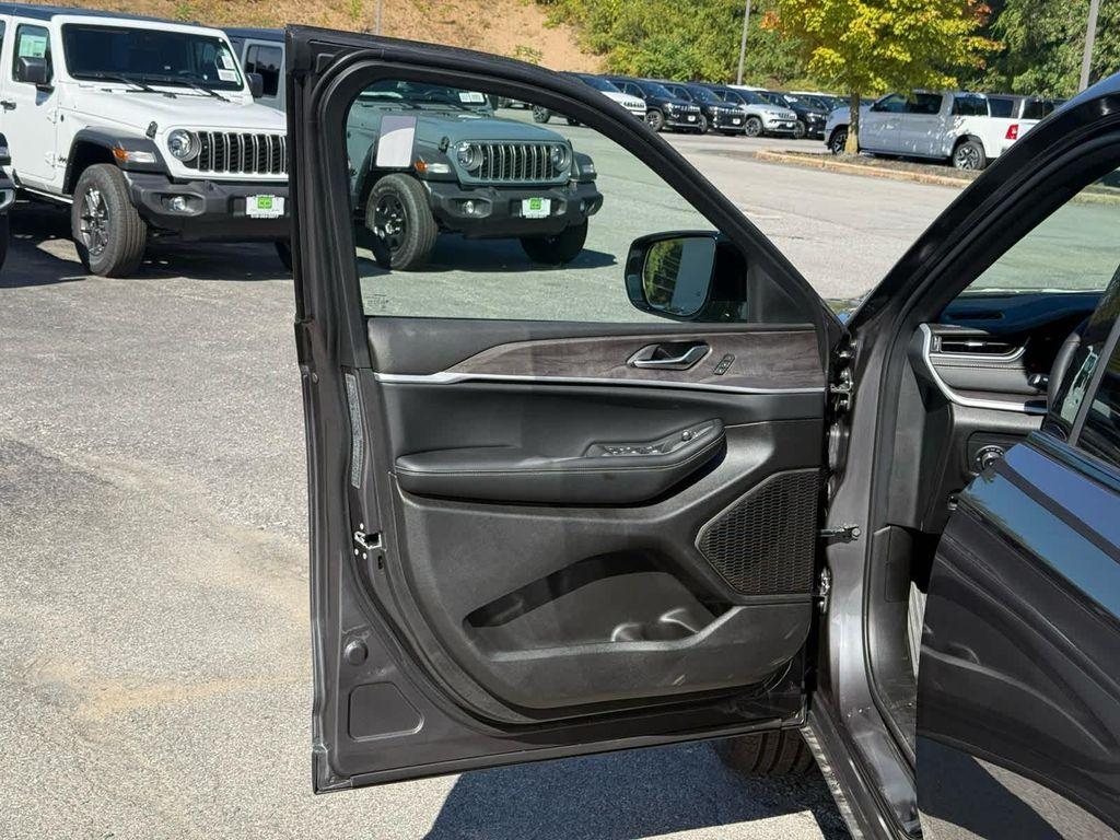 new 2025 Jeep Grand Cherokee car, priced at $47,014