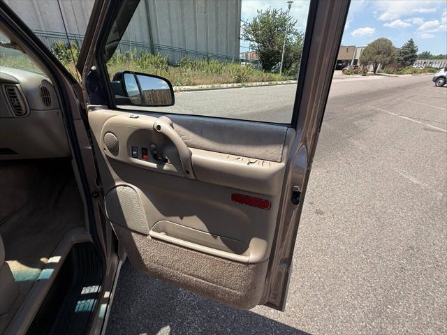 used 2000 GMC Safari car, priced at $8,995