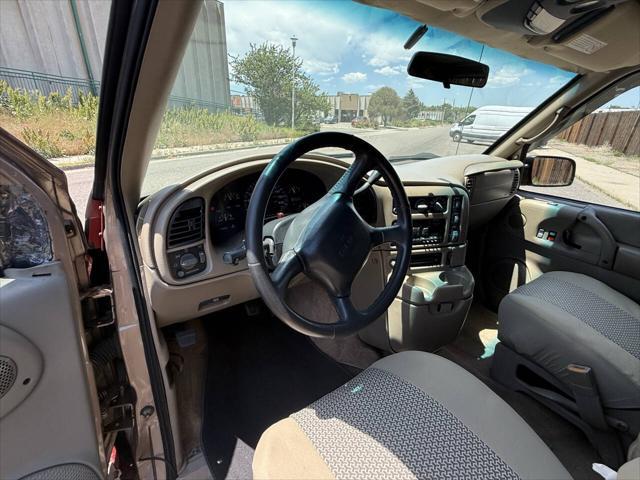 used 2000 GMC Safari car, priced at $8,995