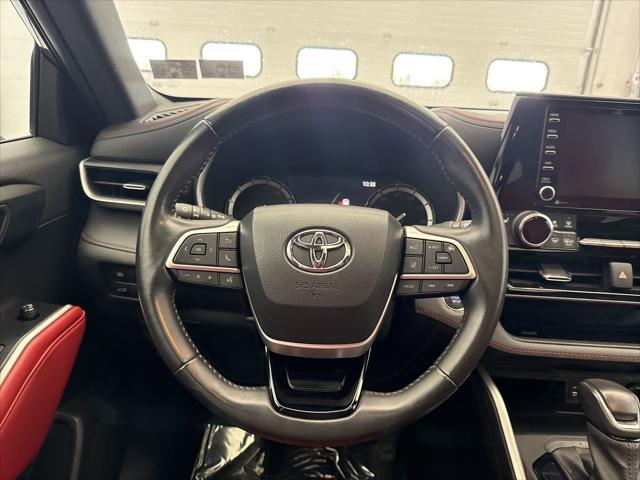 used 2022 Toyota Highlander car, priced at $40,299