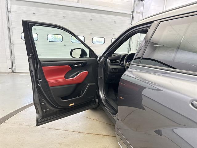 used 2022 Toyota Highlander car, priced at $40,299