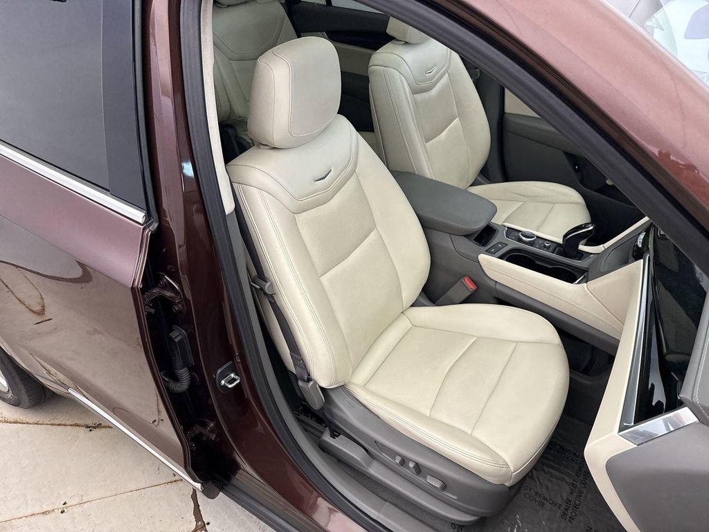 used 2022 Cadillac XT6 car, priced at $35,598