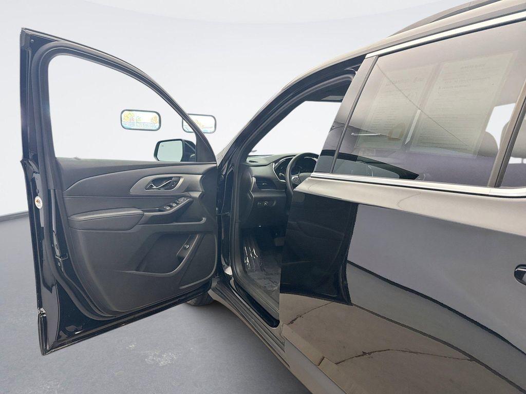 used 2023 Chevrolet Traverse car, priced at $31,599