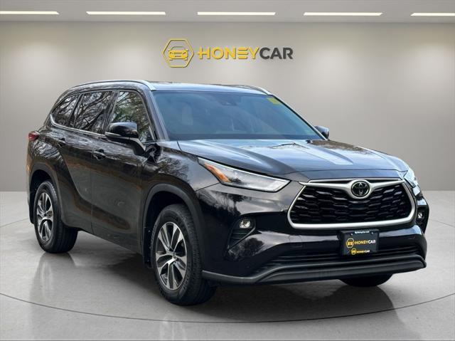 used 2021 Toyota Highlander car, priced at $28,399