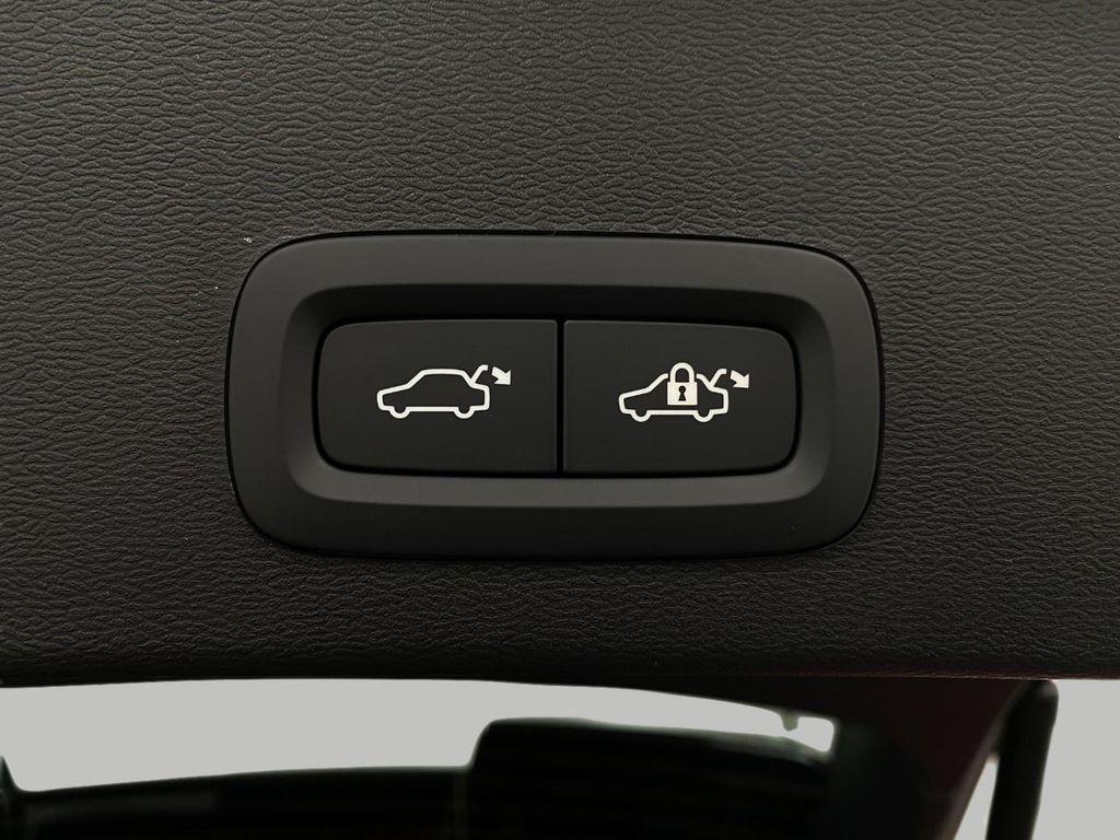 new 2025 Volvo XC40 car, priced at $54,033