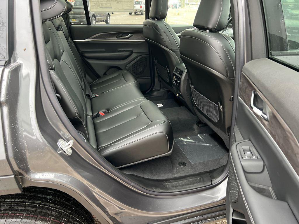 new 2025 Jeep Grand Cherokee car, priced at $43,124