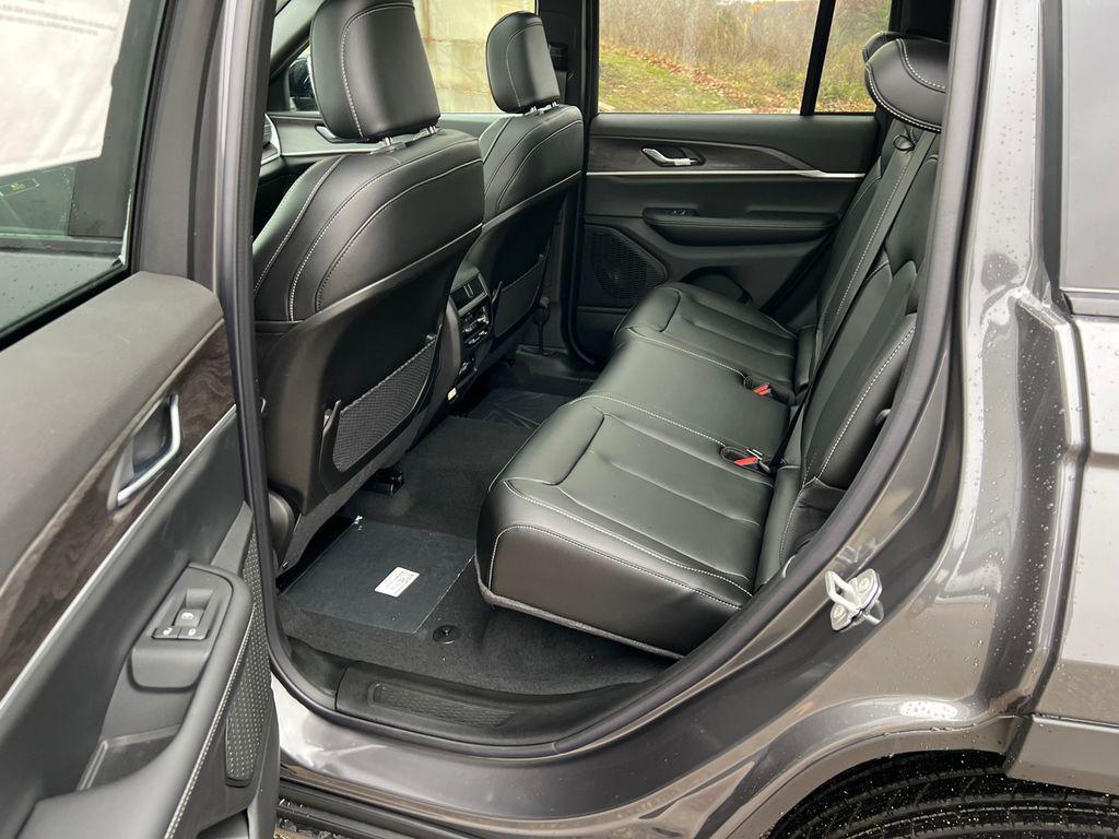 new 2025 Jeep Grand Cherokee car, priced at $43,124