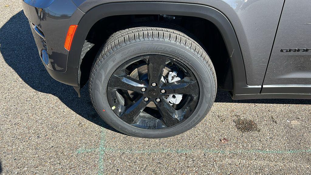 new 2025 Jeep Grand Cherokee car, priced at $43,304
