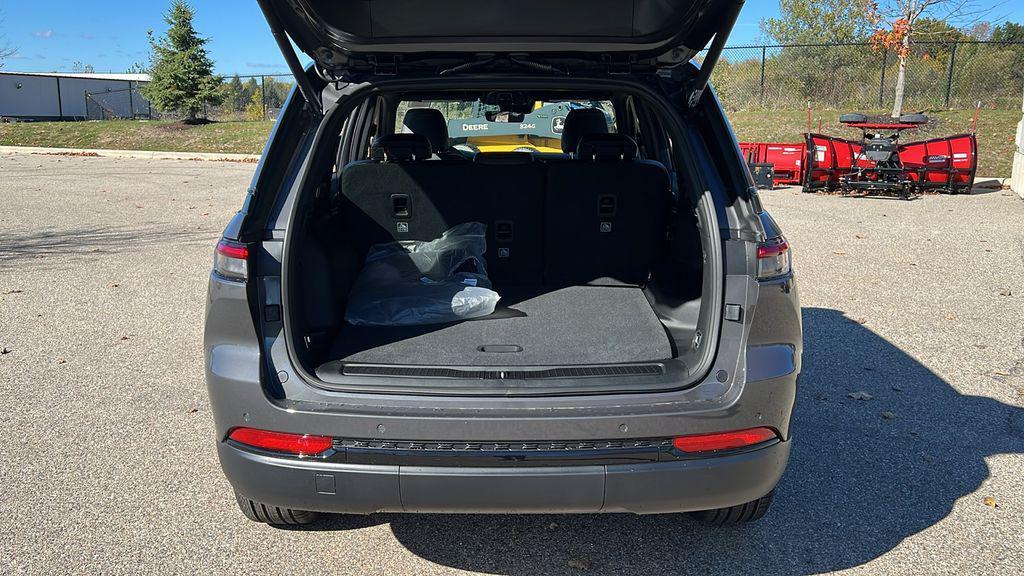 new 2025 Jeep Grand Cherokee car, priced at $43,304