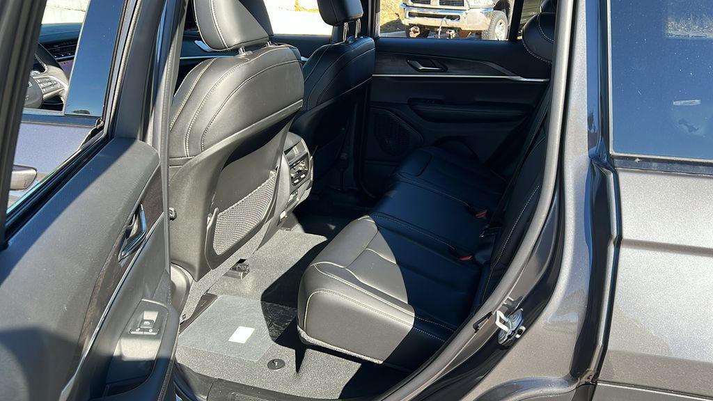 new 2025 Jeep Grand Cherokee car, priced at $43,304