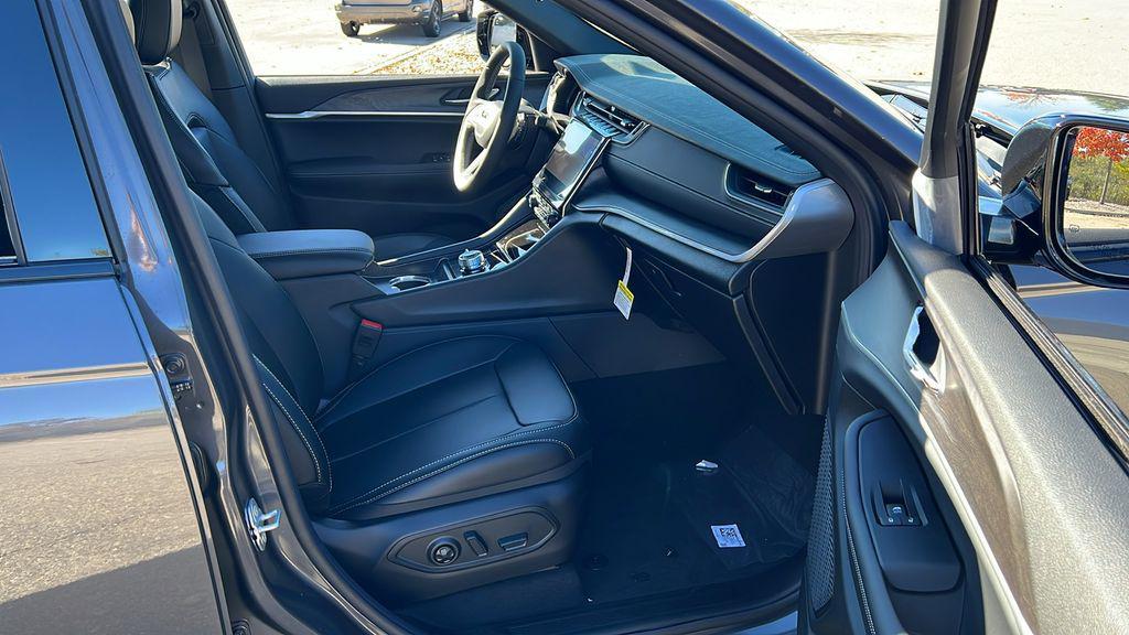 new 2025 Jeep Grand Cherokee car, priced at $43,304