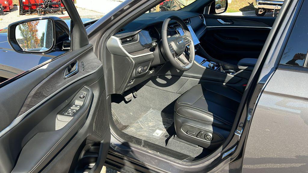 new 2025 Jeep Grand Cherokee car, priced at $43,304