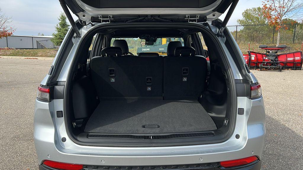 new 2025 Jeep Grand Cherokee car, priced at $43,304