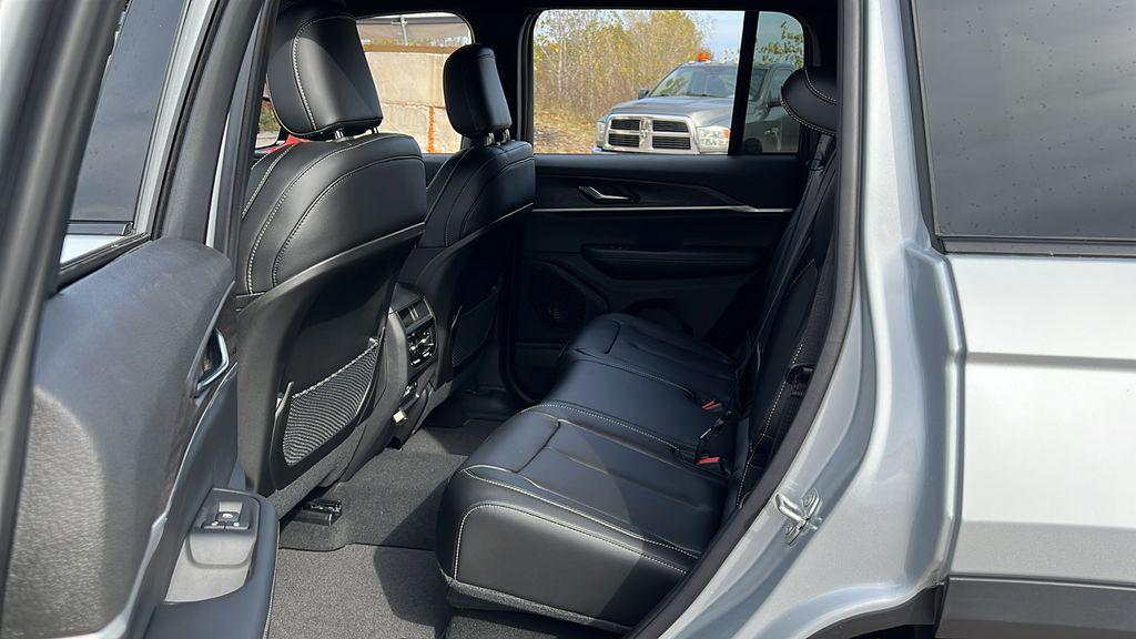 new 2025 Jeep Grand Cherokee car, priced at $43,304