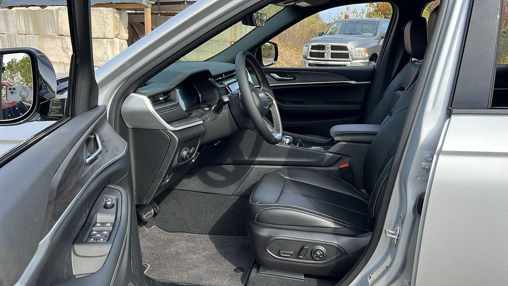 new 2025 Jeep Grand Cherokee car, priced at $43,304