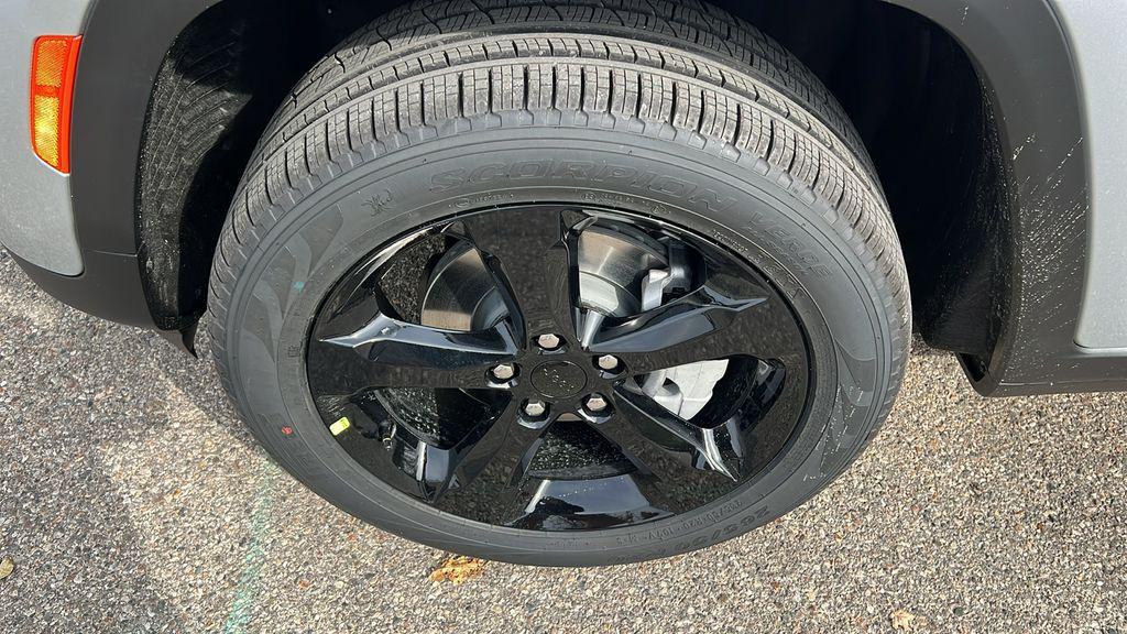 new 2025 Jeep Grand Cherokee car, priced at $43,304