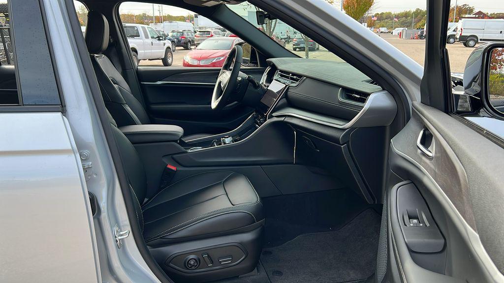 new 2025 Jeep Grand Cherokee car, priced at $43,304