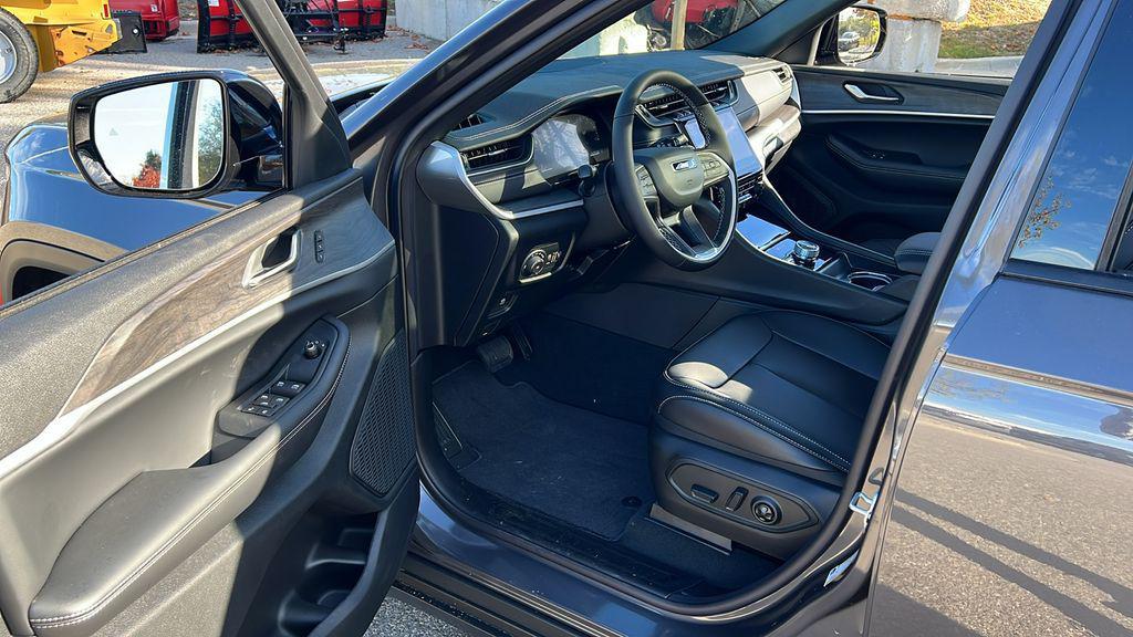 new 2025 Jeep Grand Cherokee car, priced at $42,624