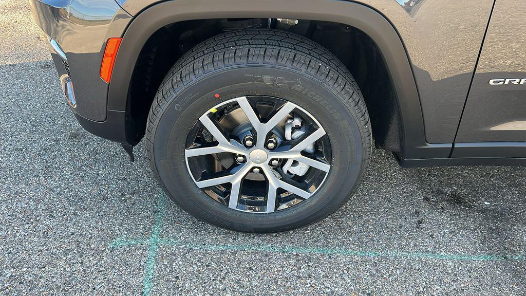 new 2025 Jeep Grand Cherokee car, priced at $42,624