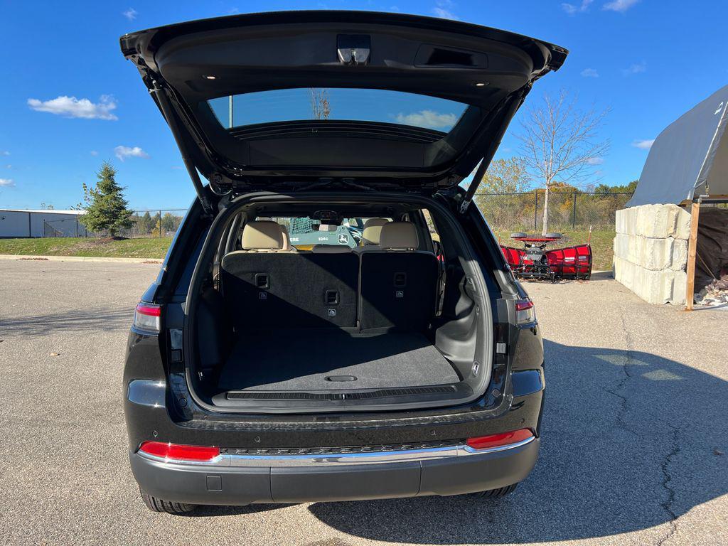 new 2025 Jeep Grand Cherokee car, priced at $41,124