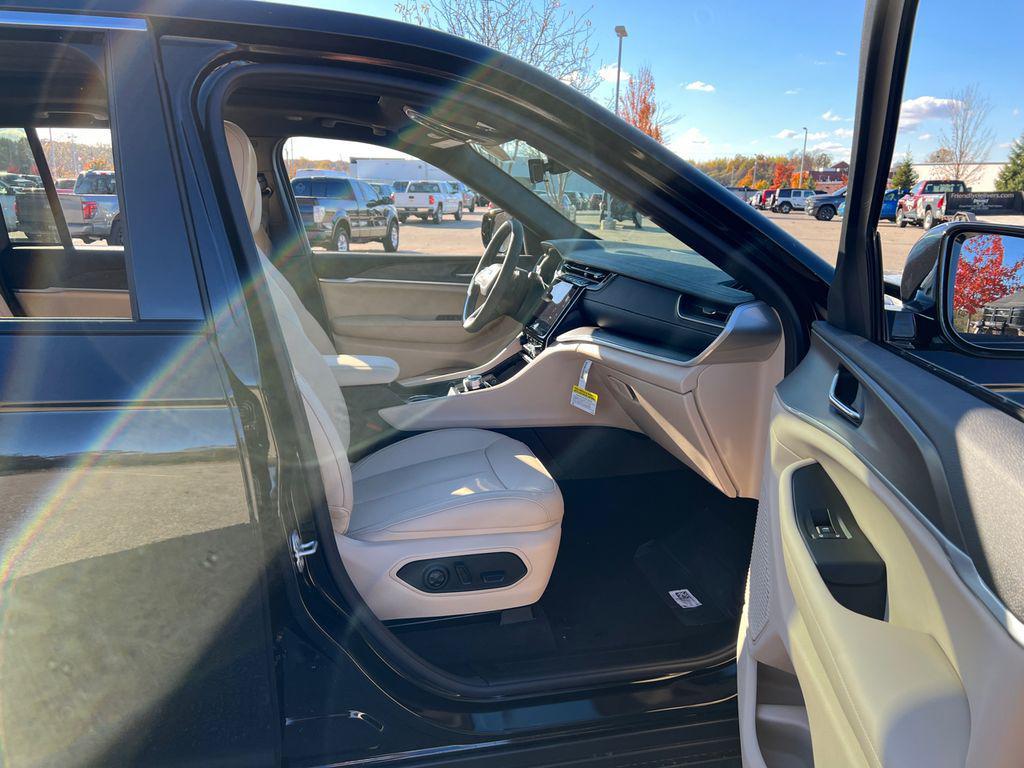 new 2025 Jeep Grand Cherokee car, priced at $41,124