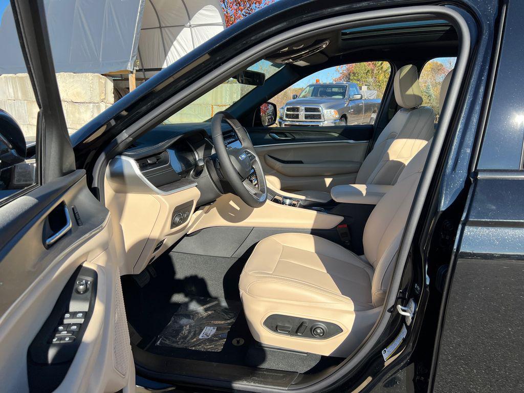 new 2025 Jeep Grand Cherokee car, priced at $41,124