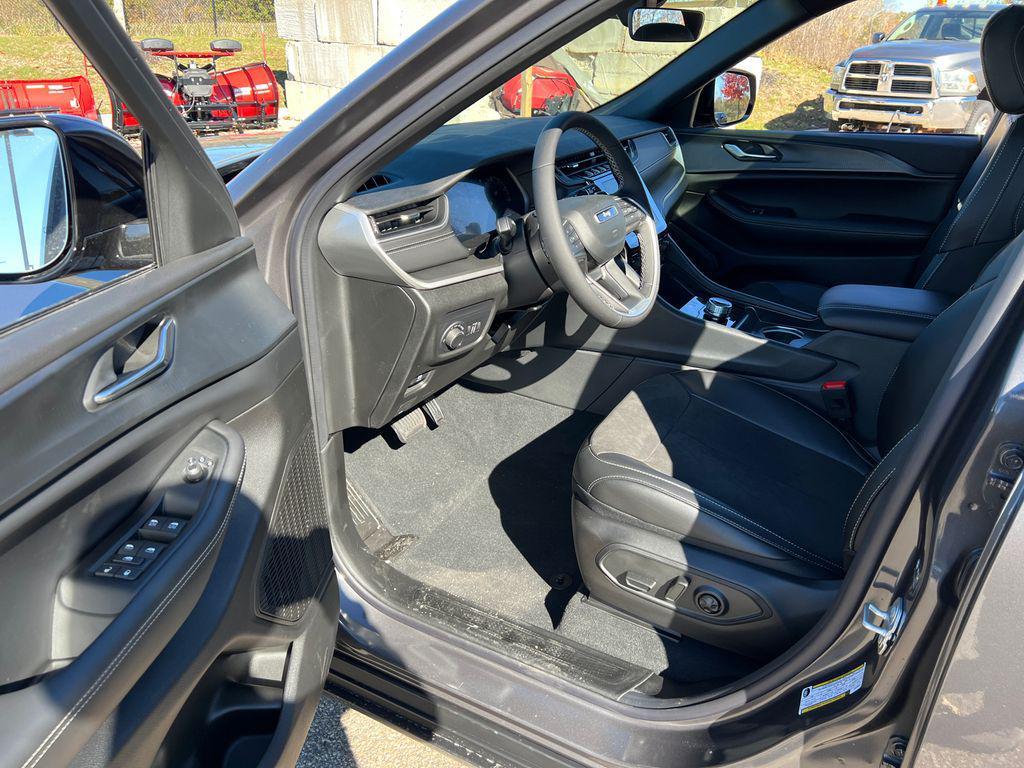 new 2025 Jeep Grand Cherokee car, priced at $39,873