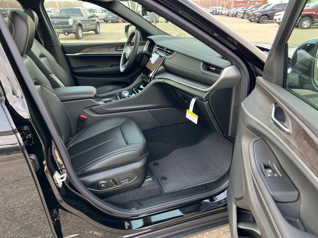 new 2025 Jeep Grand Cherokee car, priced at $47,659