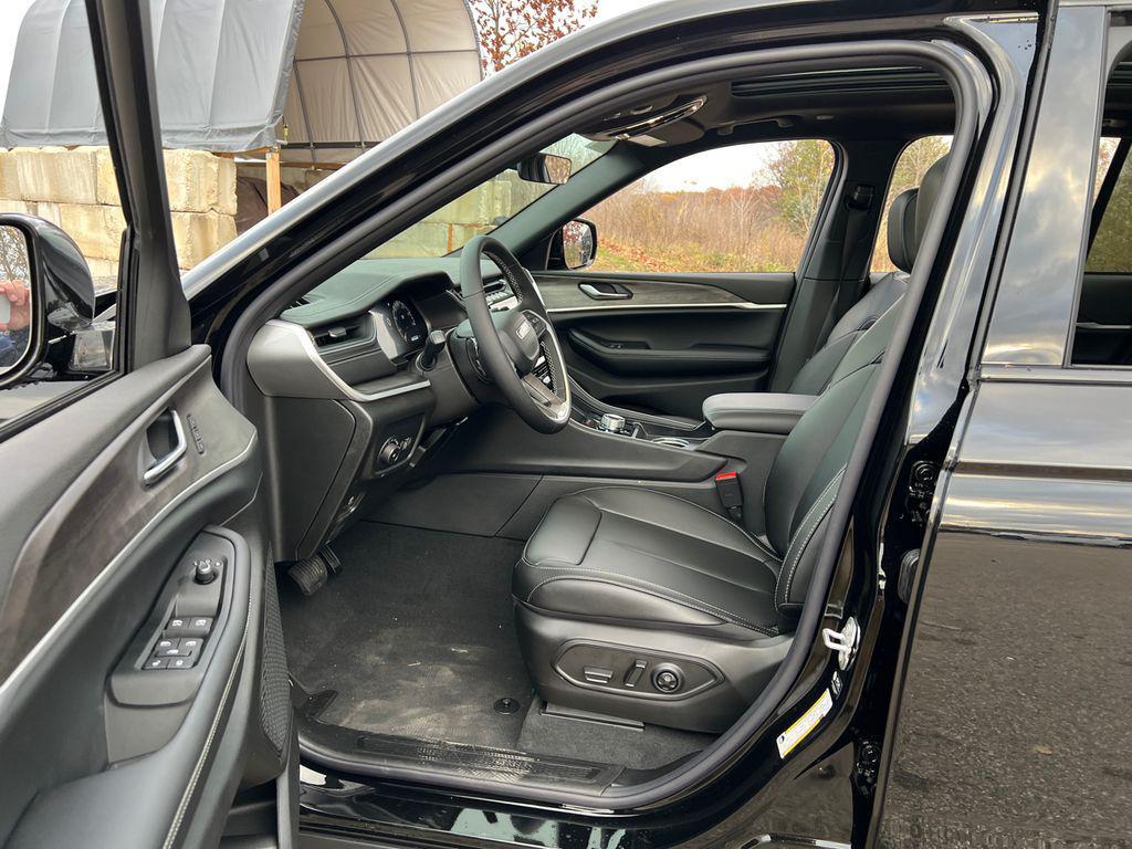 new 2025 Jeep Grand Cherokee car, priced at $46,808