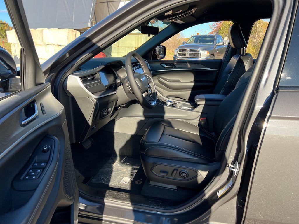 new 2025 Jeep Grand Cherokee car, priced at $40,974