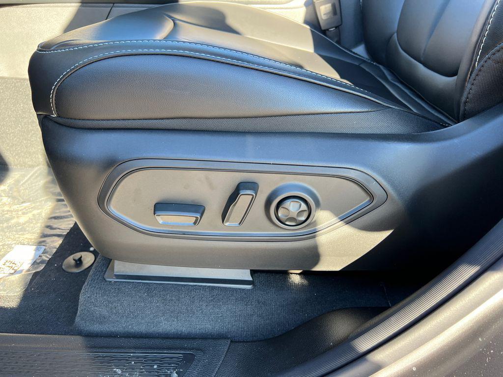 new 2025 Jeep Grand Cherokee car, priced at $40,974