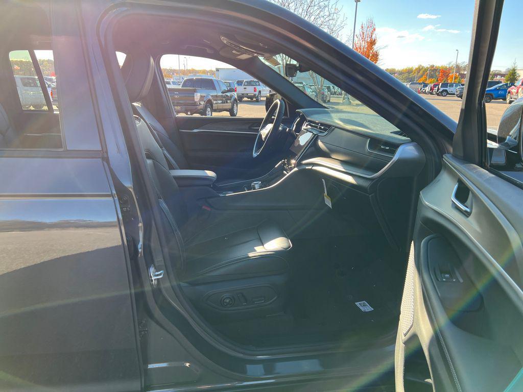 new 2025 Jeep Grand Cherokee car, priced at $40,974