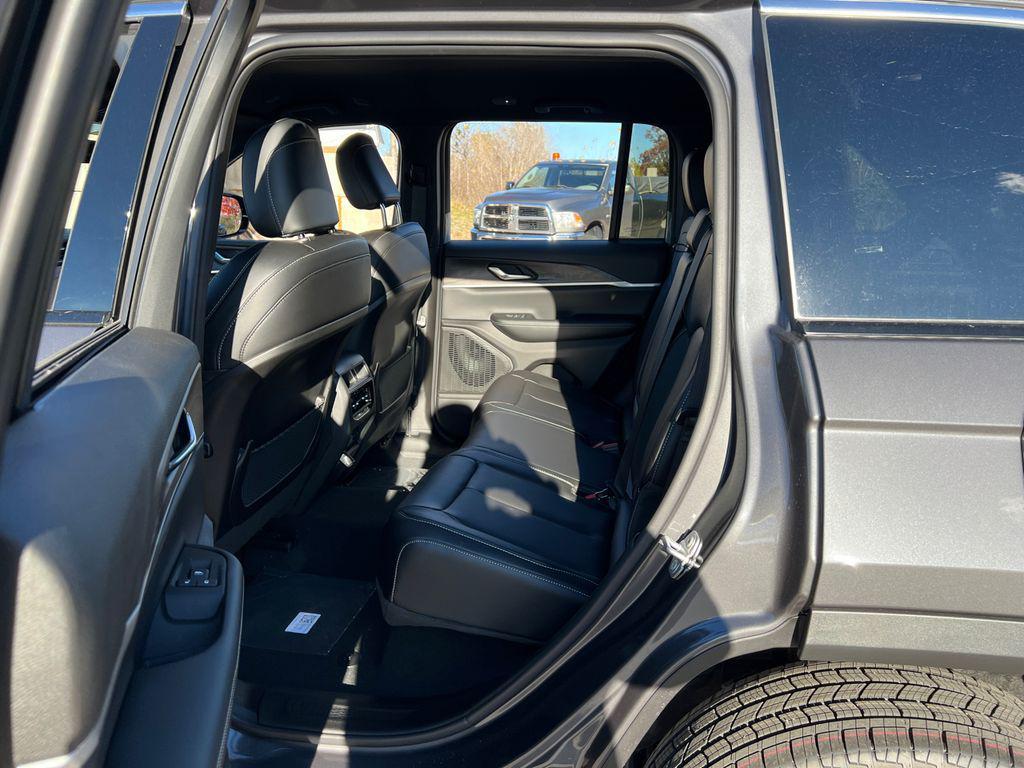 new 2025 Jeep Grand Cherokee car, priced at $40,974