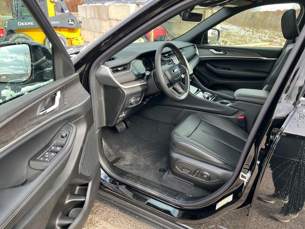 new 2025 Jeep Grand Cherokee car, priced at $46,808