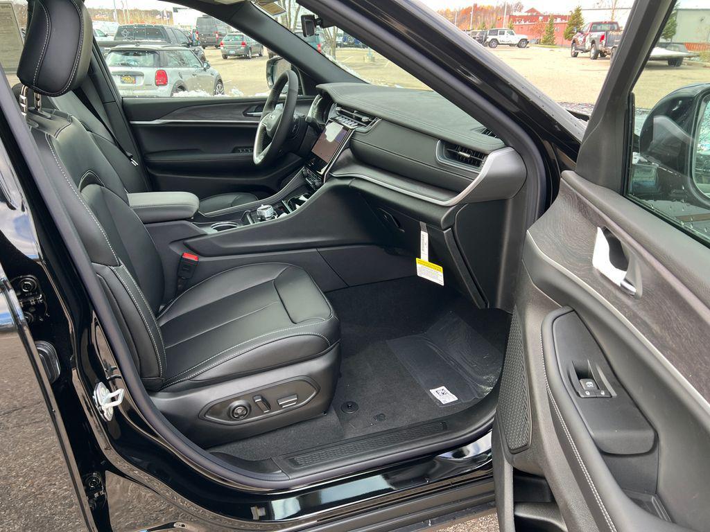 new 2025 Jeep Grand Cherokee car, priced at $46,808