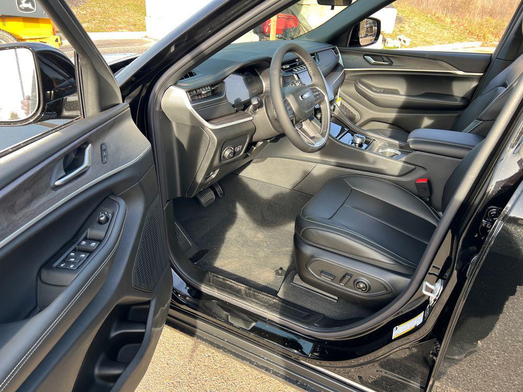 new 2025 Jeep Grand Cherokee car, priced at $46,308