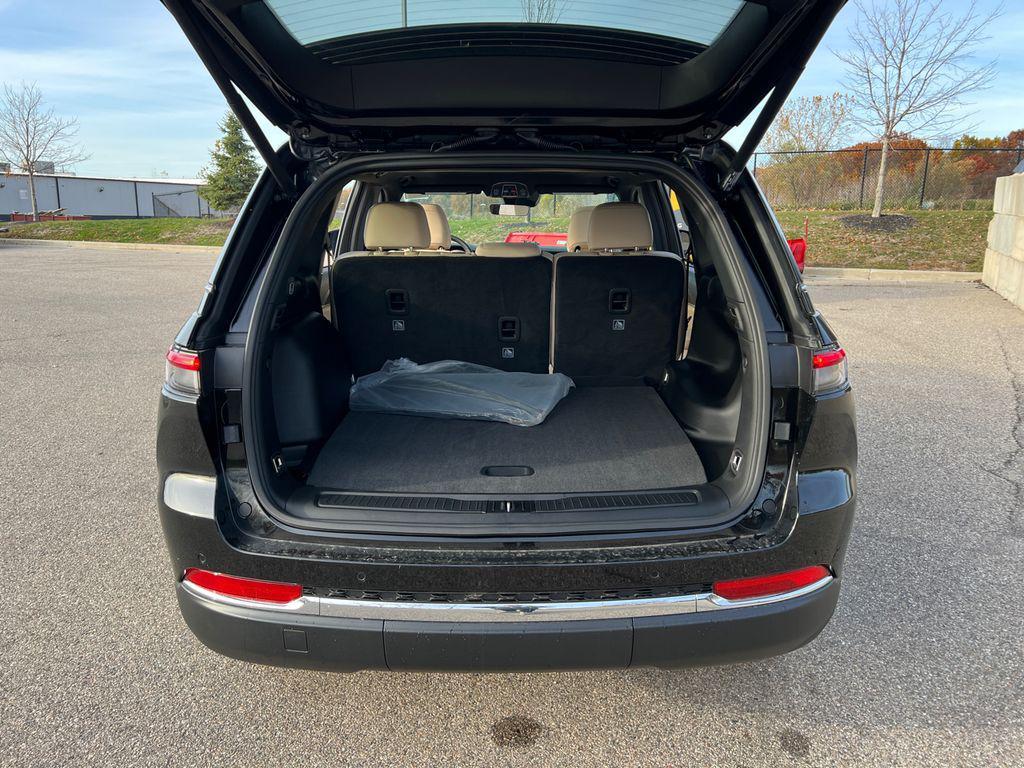 new 2025 Jeep Grand Cherokee car, priced at $43,124