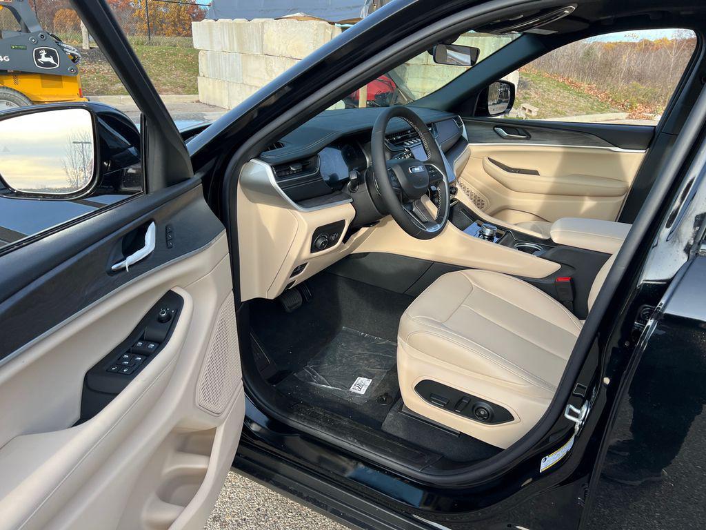 new 2025 Jeep Grand Cherokee car, priced at $43,124