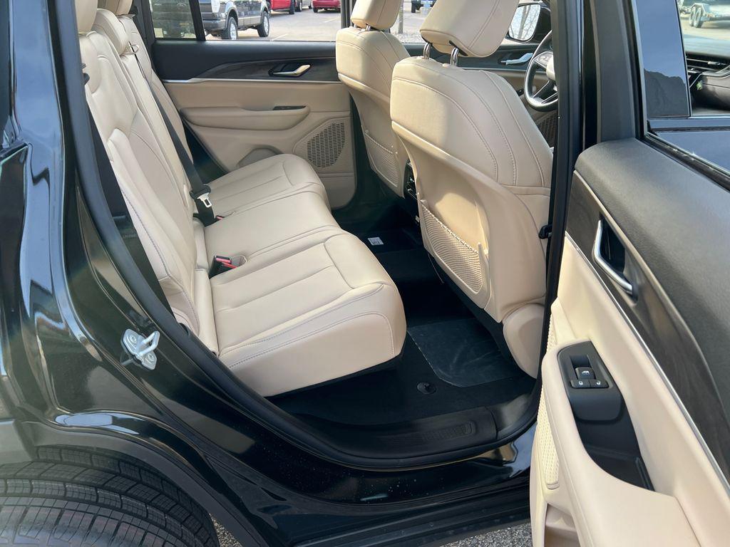 new 2025 Jeep Grand Cherokee car, priced at $43,124